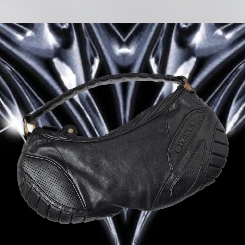 Selling my early 2000’s leather moto diesel bag. 
Measurement 14” width